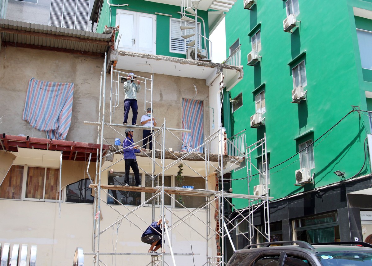 Sau khi phá dỡ, nhiều nhà dân còn lại một phần mặt bằng nên phải chỉnh trang lại để ổn định Kl993 Đăng nhập Giải trí.