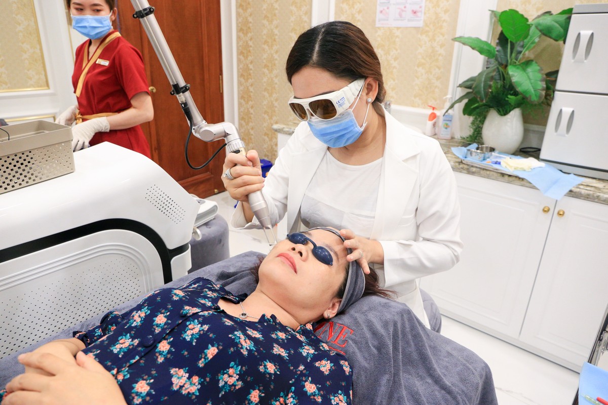 Trực tiếp Bác sĩ da liễu điều trị cho từng khách hàng