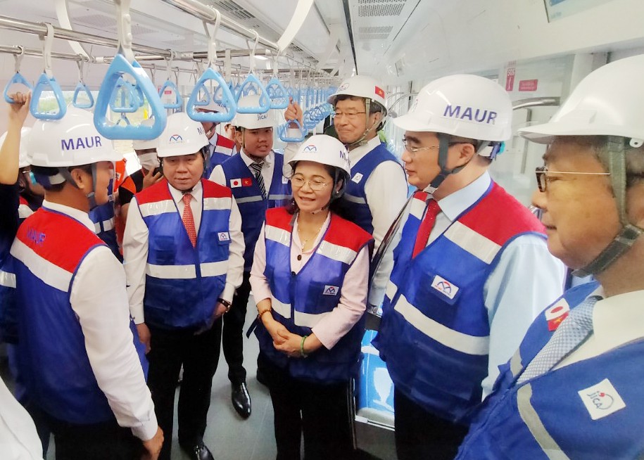Đại diện chủ Kl99ok phiên bản mới hướng dẫn lãnh đạo thành phố cùng chuyên gia Nhật Bản tham quan bên trong toa tàu.