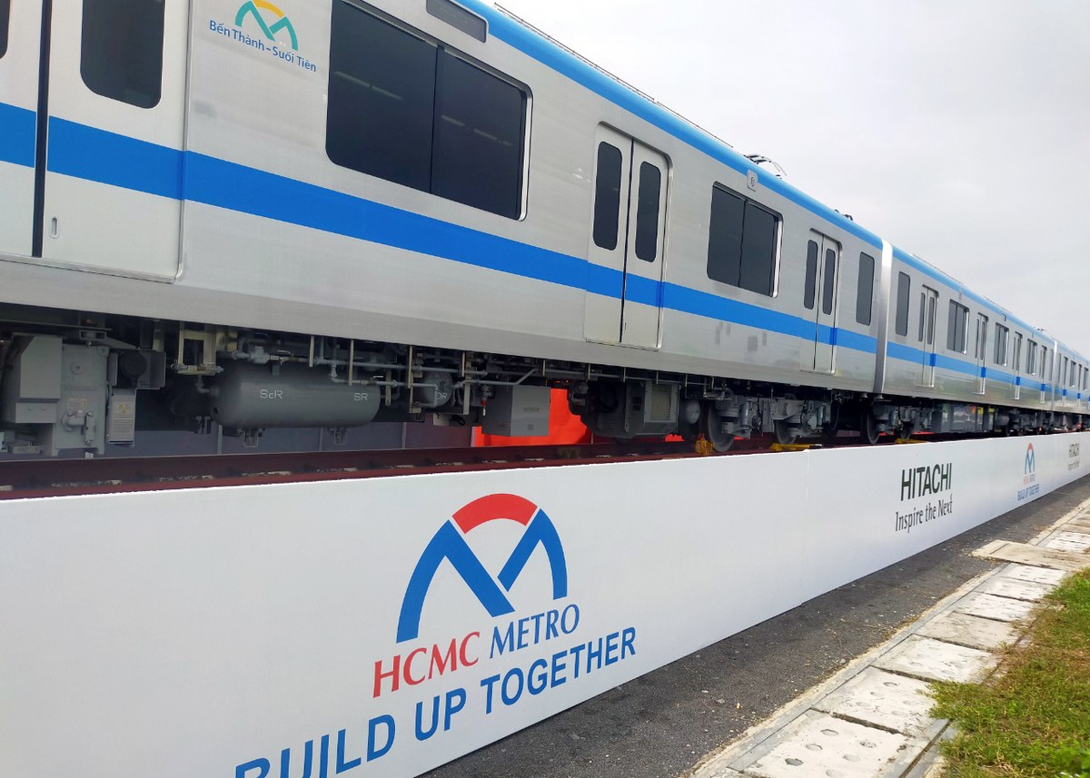 Loại tàu đầu tiên có 3 toa (dài 61,5 m), có tốc độ tối đa 110 km/h khi đi trên cao và 80 km/h khi chạy ngầm. Dự kiến đoàn tàu sẽ chính thức được "lăn bánh" vào cuối năm 2021.