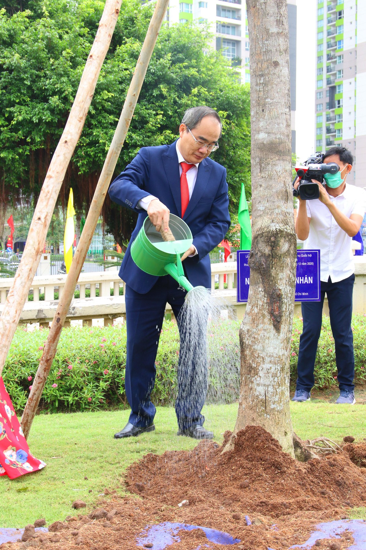 Ông Nguyễn Thiện Nhân trồng cây lưu niệm để kỷ niệm ngày Công bố Nghị quyết thành lập thành phố Thủ Đức.