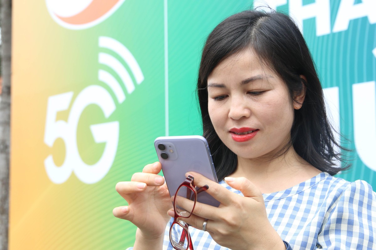 Người dân háo hức trải nghiệm mạng di động 5G ngay sau khi được phủ sóng.