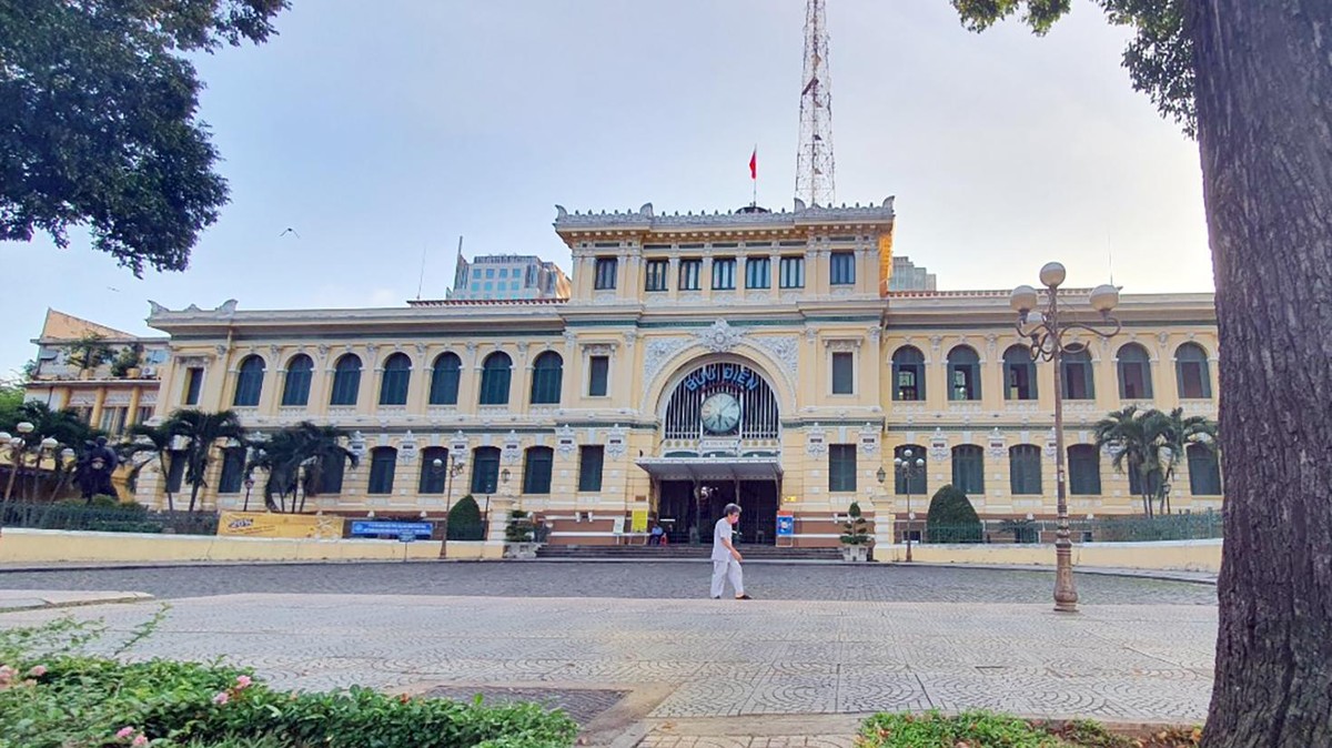 Một người dân đi bộ qua khu vực Bưu điện Thành phố lúc sáng sớm