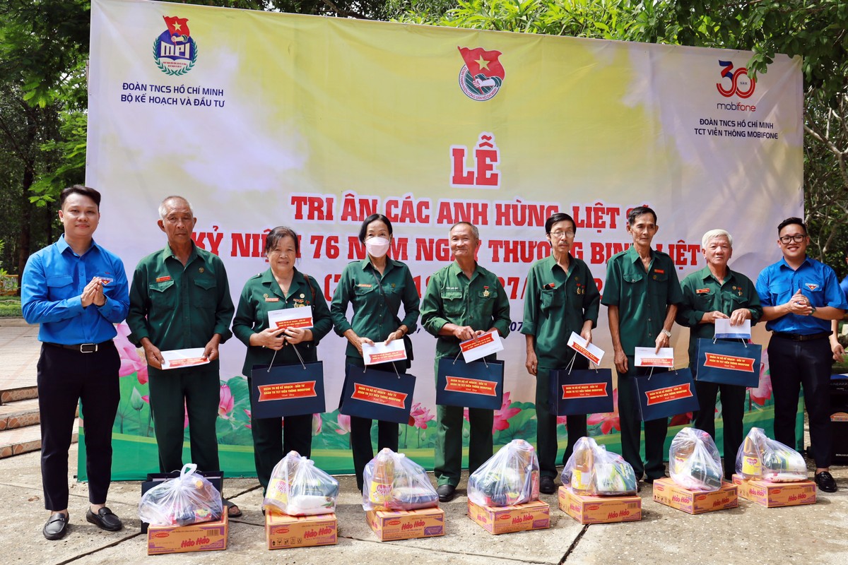 Trao quà tri ân các cựu thanh niên xung phong trên địa bàn huyện Tân Biên.