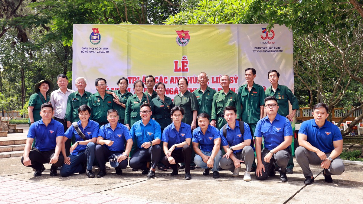 Đoàn thanh niên Bộ Kế hoạch và Kl99ok phiên bản mới chụp ảnh lưu niệm cùng các cựu chiến binh.
