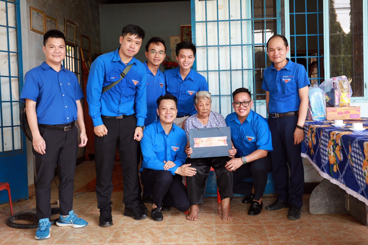 Đoàn thanh niên trao quà và chụp ảnh kỷ niệm cùng Mẹ Việt Nam anh hùng.
