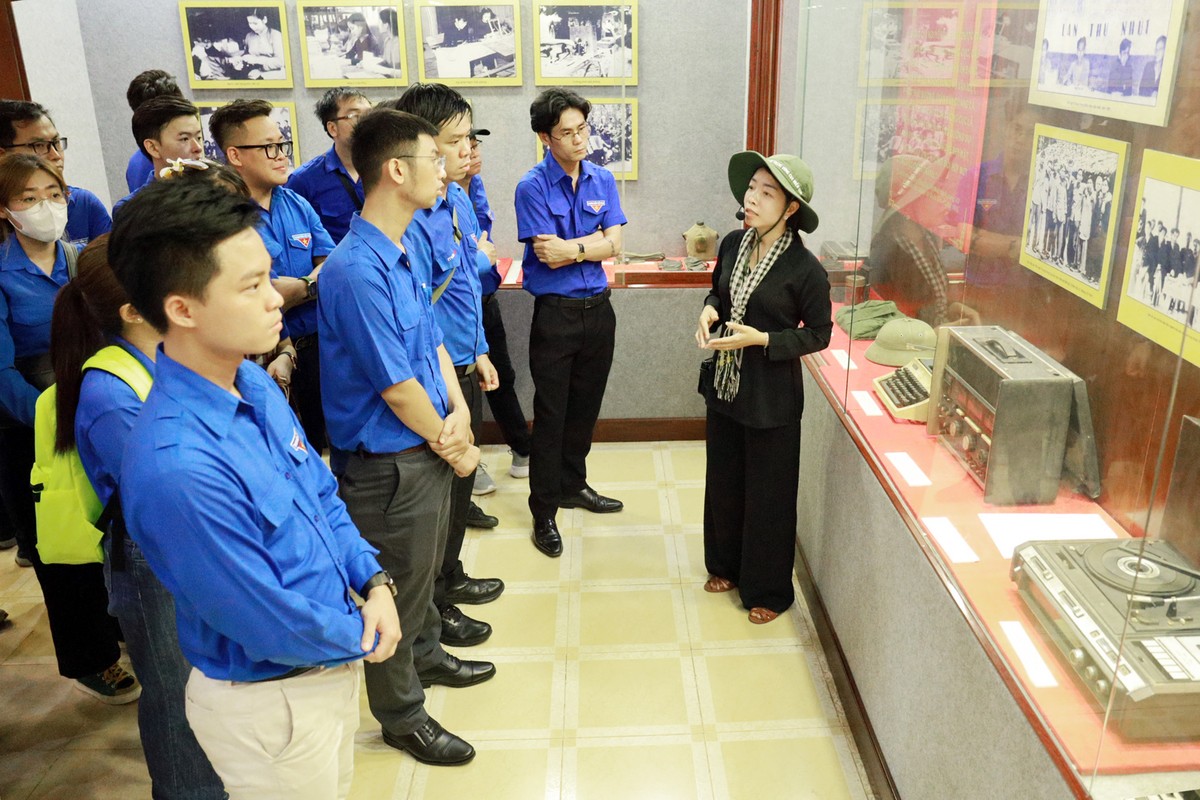 Đoàn thanh niên thăm Khu di tích căn cứ Trung ương Cục miền Nam