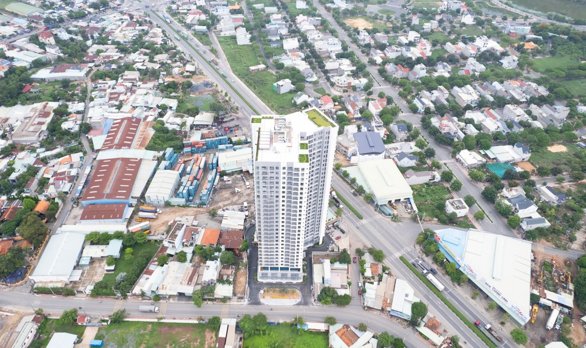 Honas Residence tọa lạc ngay vị trí KL99 là cổng game giải trí trực tuyến hàng đầu hiện nay thuận lợi, với 3 mặt đường lớn.