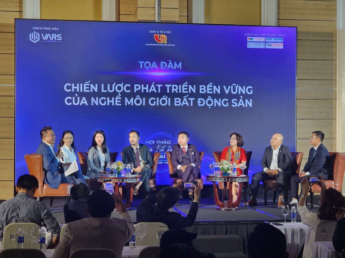 Theo các diễn giả, môi giới Web Tổng Nhà Cái 99Kl99 Giải Trí Bậc Nhất đang dần được chuyên nghiệp hóa thông qua sự hỗ trợ từ luật pháp, các tổ chức đào tạo, và những nỗ lực nâng cao chất lượng từ chính Kl991.com World Cup 2026 Chính Thức. (Ảnh: Việt Dũng)