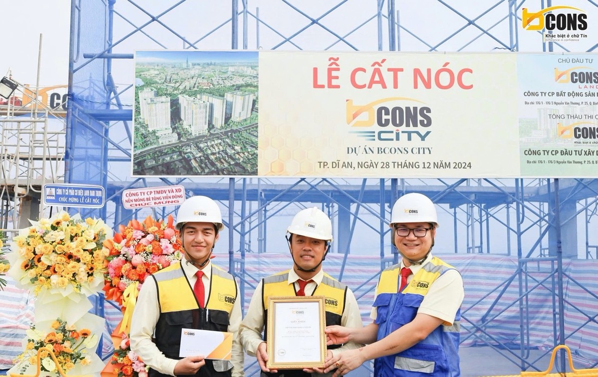 Ban lãnh đạo Kl994 game bài casino hấp dẫn Bcons trao bằng khen cho ban chỉ huy dự án.