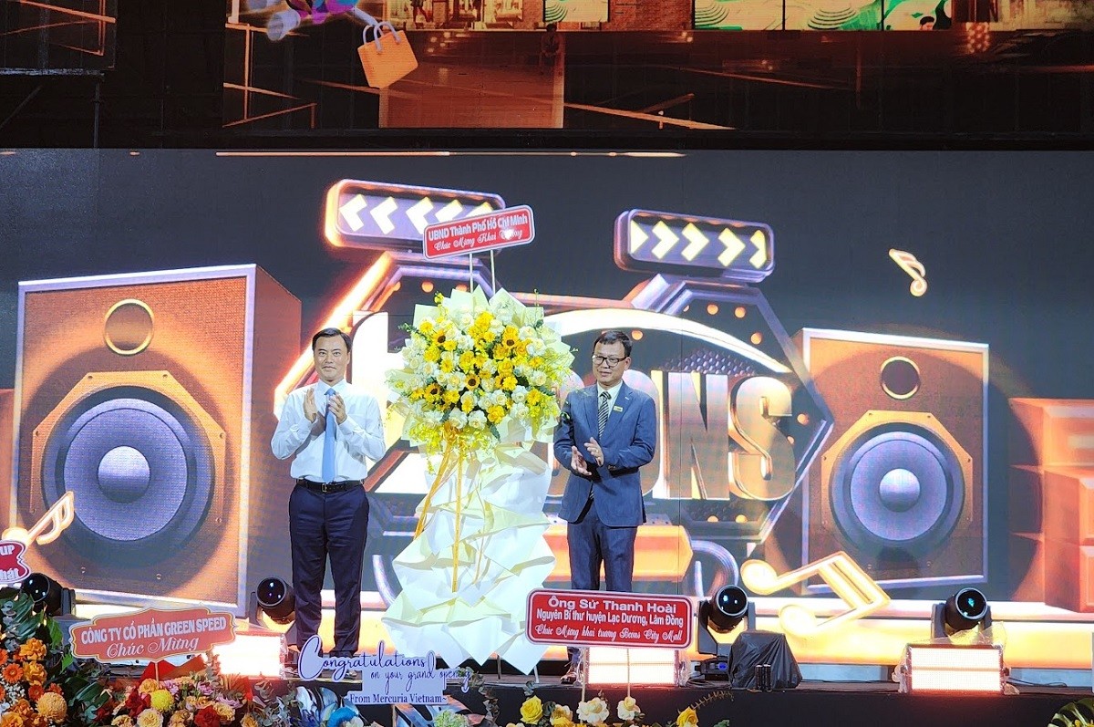 Phó Chủ tịch UBND TP.HCM Bùi Xuân Cường (bên trái) tặng hoa chúc mừng Kl994 game bài casino hấp dẫn Bcons tại buổi lễ.
