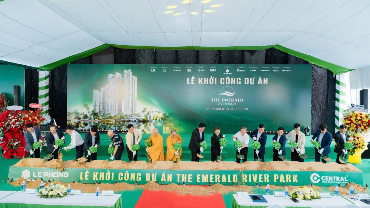 Đại diện Kl994 game bài casino hấp dẫn Lê Phong cùng các đại biểu thực hiện nghi thức khởi công dự án The Emerald River Park.