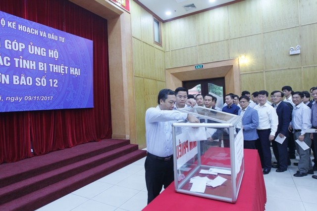 Bộ Kế hoạch và Kl99ok phiên bản mới quyên góp ủng hộ đồng bào các tỉnh bị thiệt hại do cơn bão số 12 ảnh 1