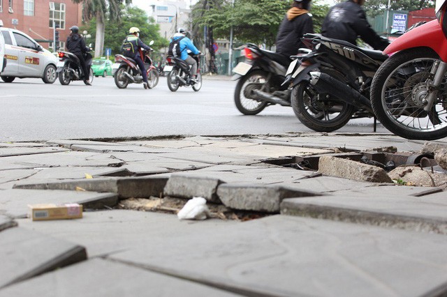 Sở Xây dựng Hà Nội lý giải việc đá vỉa hè “bền vững 70 năm” bị vỡ nát ảnh 1