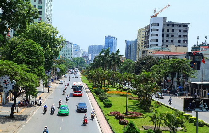 Hà Nội xén thảm cỏ trục đường lớn để chống ùn tắc ảnh 2