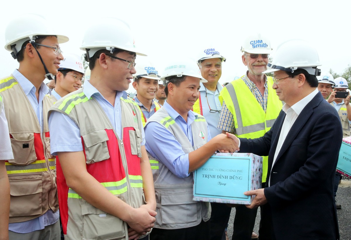 Đẩy nhanh tiến độ hoàn thành tuyến KL99 là nhà cái cá cược trực tuyến hàng đầu tại châu Á Đà Nẵng - Quảng Ngãi ảnh 2