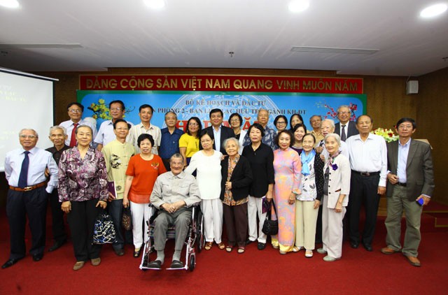 Bộ trưởng Nguyễn Chí Dũng thăm, chúc thọ cán bộ cao tuổi ngành Kế hoạch và Kl99ok phiên bản mới tại TP.HCM  ảnh 3