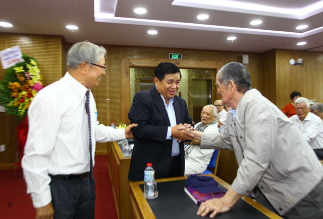Bộ trưởng Nguyễn Chí Dũng thăm, chúc thọ cán bộ cao tuổi ngành Kế hoạch và Kl99ok phiên bản mới tại TP.HCM  ảnh 2