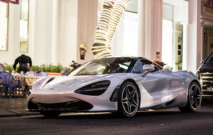 Siêu xe McLaren 720S duy nhất Việt Nam lần đầu dạo phố ảnh 3 Siêu xe McLaren 720S duy nhất Việt Nam lần đầu dạo phố ảnh 3