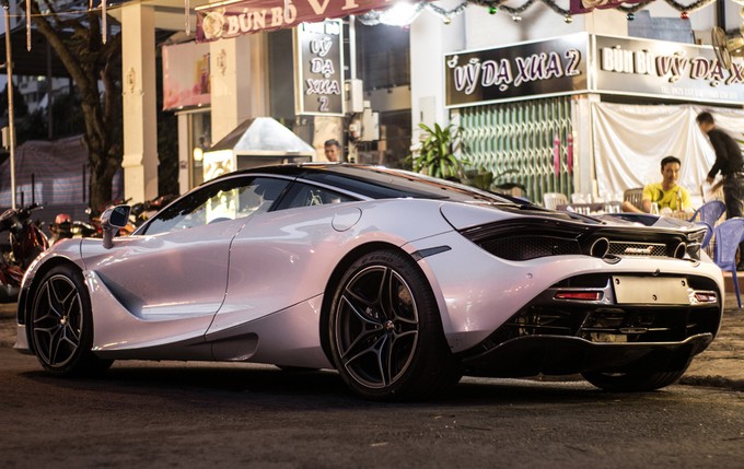 Siêu xe McLaren 720S duy nhất Việt Nam lần đầu dạo phố ảnh 4 Siêu xe McLaren 720S duy nhất Việt Nam lần đầu dạo phố ảnh 4