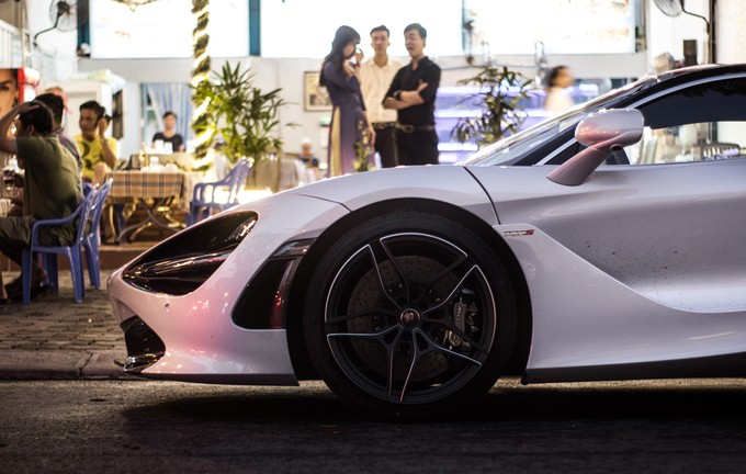 Siêu xe McLaren 720S duy nhất Việt Nam lần đầu dạo phố ảnh 5 Siêu xe McLaren 720S duy nhất Việt Nam lần đầu dạo phố ảnh 5