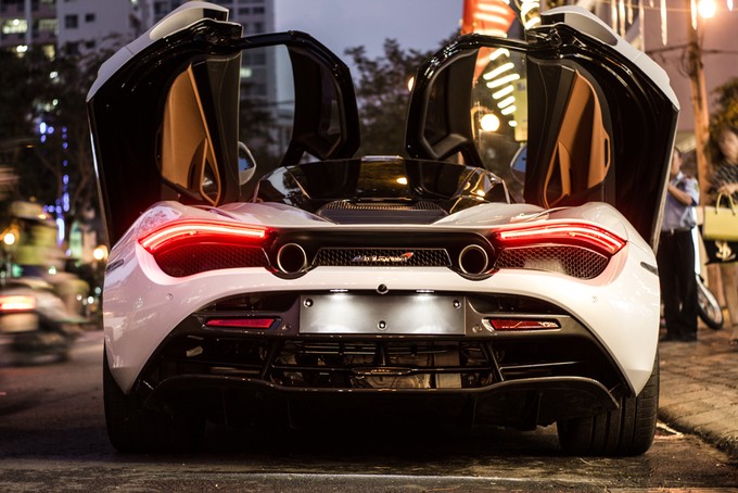 Siêu xe McLaren 720S duy nhất Việt Nam lần đầu dạo phố ảnh 6 Siêu xe McLaren 720S duy nhất Việt Nam lần đầu dạo phố ảnh 6