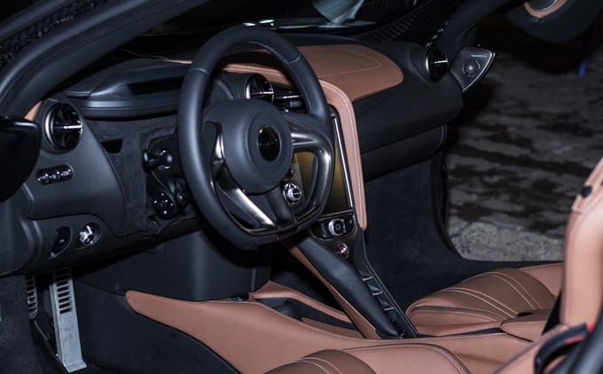 Siêu xe McLaren 720S duy nhất Việt Nam lần đầu dạo phố ảnh 7 Siêu xe McLaren 720S duy nhất Việt Nam lần đầu dạo phố ảnh 7