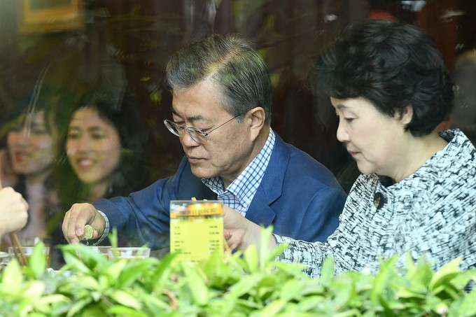 Tổng thống và Đệ nhất phu nhân Hàn Quốc thưởng thức phở Hà Nội ảnh 3