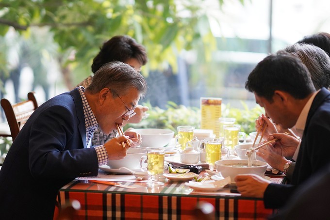 Tổng thống và Đệ nhất phu nhân Hàn Quốc thưởng thức phở Hà Nội ảnh 4