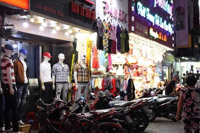 Sau phố vàng bạc, TP.HCM có phố thời trang ở quận 5 ảnh 2
