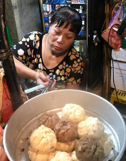 Hàng vỉa hè bán bánh bao đắt ngang bát phở ở Hà Nội ảnh 1