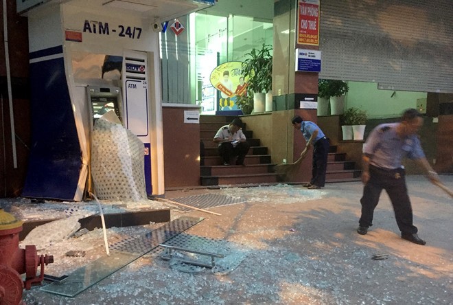 Ôtô BMW lao vào trụ ATM Link Vào Nhà Cái KL99 COM Tặng +199k BIDV ở Sài Gòn ảnh 1