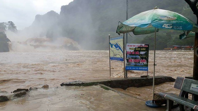 Thác Bản Giốc chìm sâu trong biển nước lũ ảnh 2
