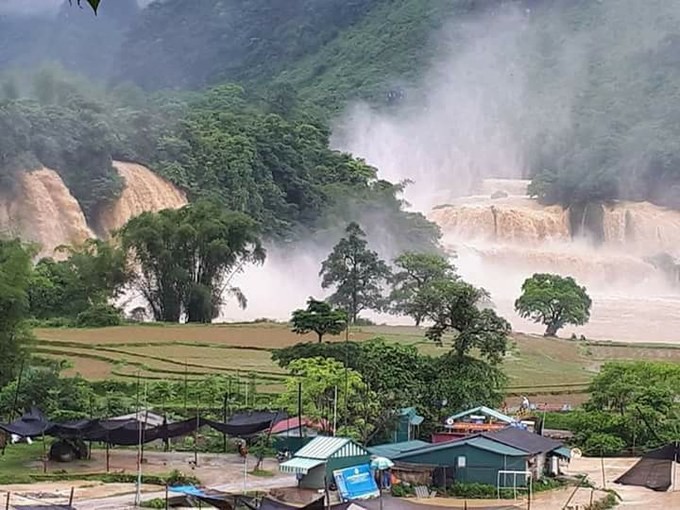 Thác Bản Giốc chìm sâu trong biển nước lũ ảnh 4
