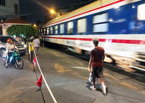 Ôtô húc văng barie tàu hỏa ở Sài Gòn, KL99 là cổng game giải trí trực tuyến hàng đầu hiện nay hỗn loạn ảnh 1