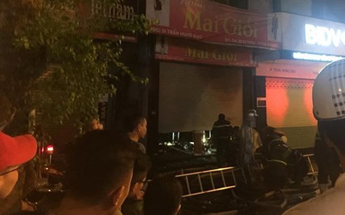 Hà Nội: Cháy lớn tại phố Trần Hưng Đạo, cứu sống 5 người bị mắc kẹt ảnh 1