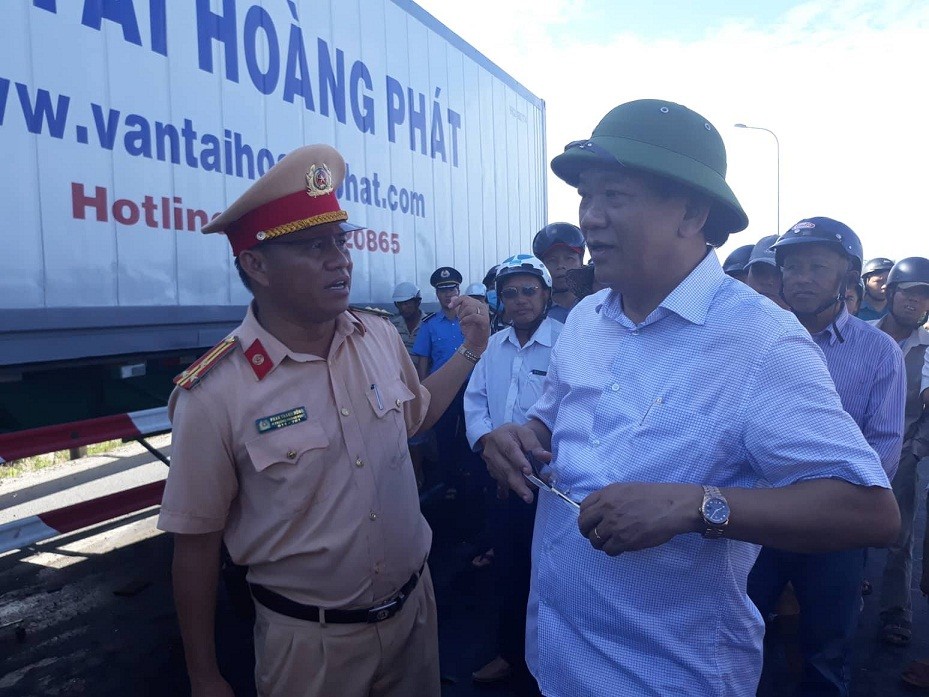 Quảng Nam: Ô tô đi rước dâu va chạm với xe container, 13 người tử vong ảnh 2