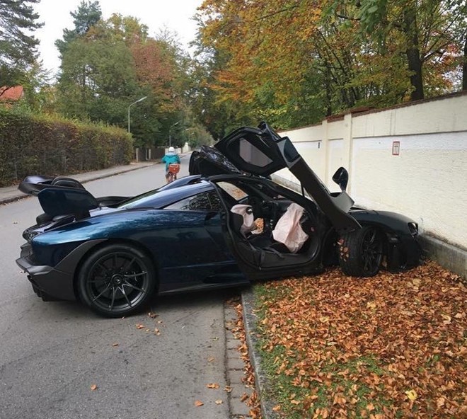 Mua được vài giờ, siêu xe 1 triệu USD của McLaren đã gặp nạn ảnh 1