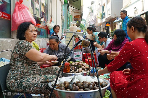 Gánh ốc luộc nườm nượp khách ở quận 1 ảnh 1