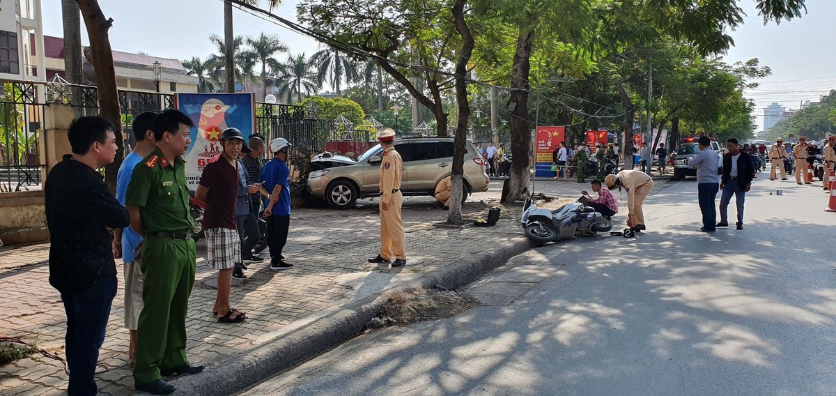 Hải Phòng: Ô tô đâm nhiều người ngồi uống nước trên vỉa hè rồi “hạ gục” bờ tường ảnh 1