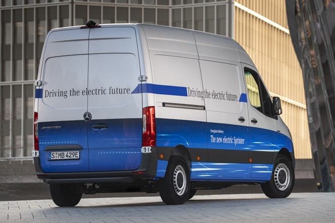 Xe khách 'vang bóng một thời' Mercedes Spinter ra bản mới ảnh 1