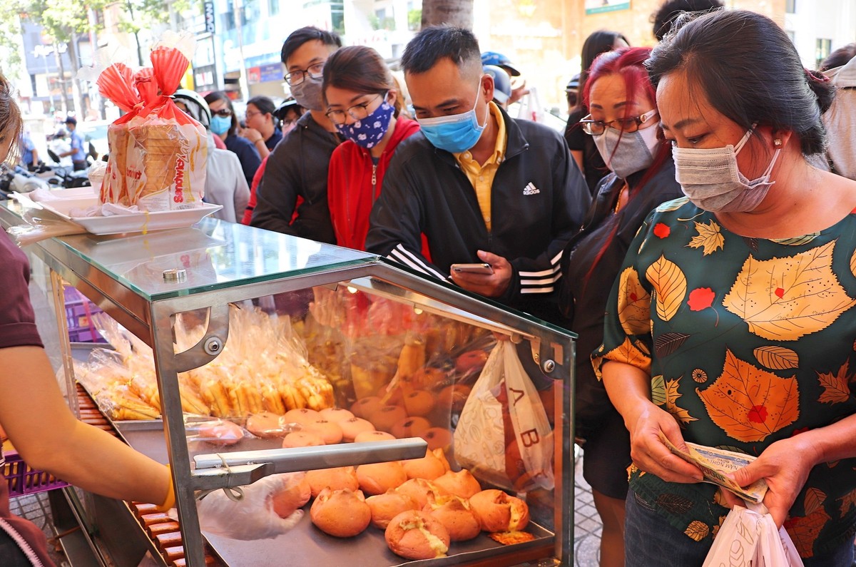 Người dân TP.HCM dậy sớm xếp hàng mua bánh mì thanh long ABC ảnh 4