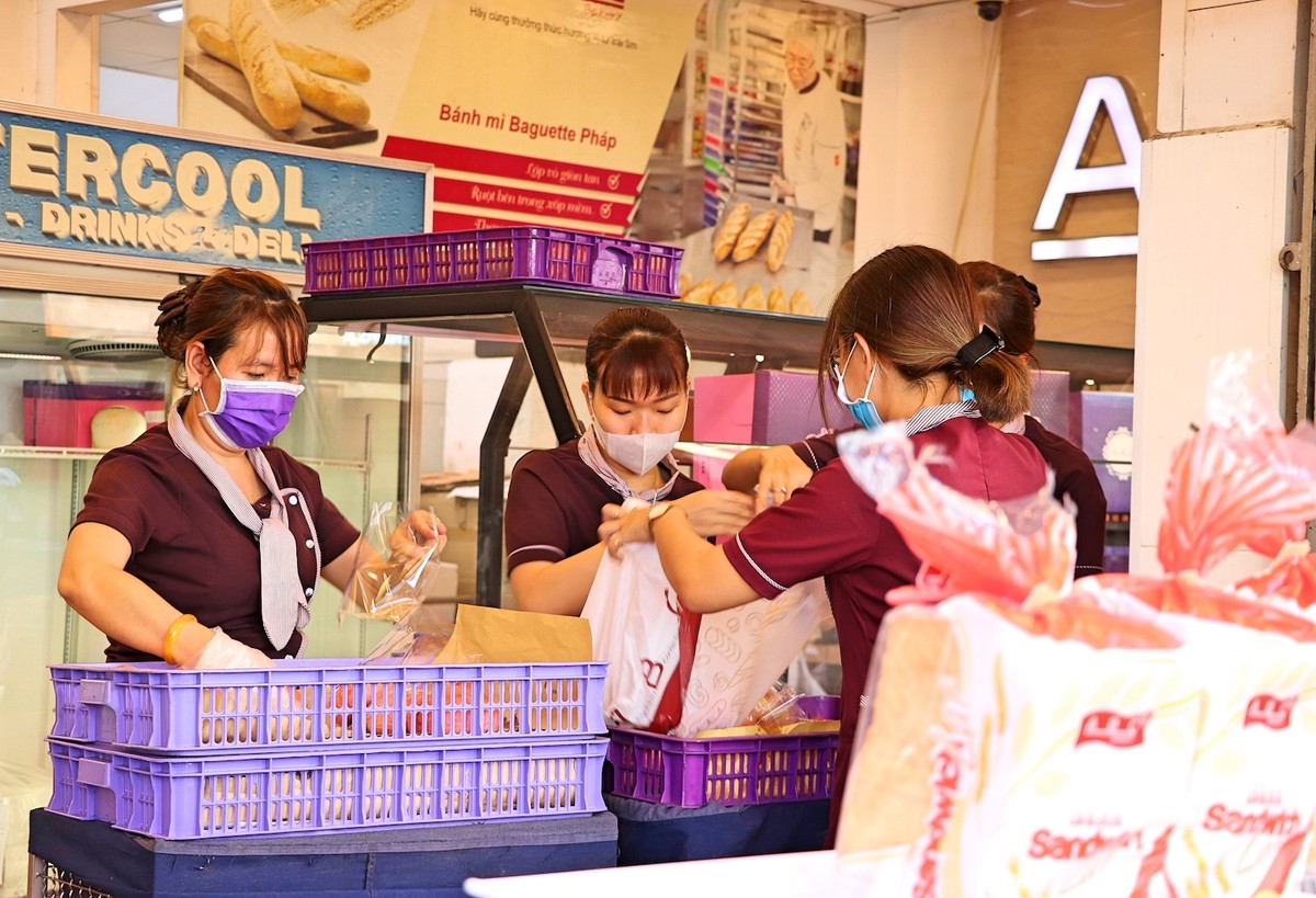 Người dân TP.HCM dậy sớm xếp hàng mua bánh mì thanh long ABC ảnh 5