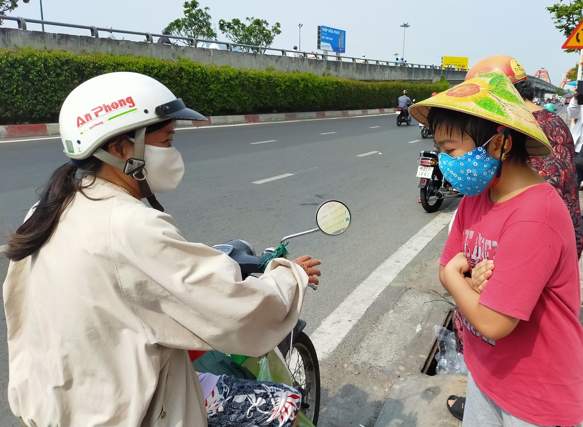 Hình ảnh lay động lòng người ngày hết giãn cách Trang Chủ KL99Com Số 1 Link Đăng Ký KL999: Các em nhỏ Sài Gòn lễ phép phát thực phẩm cho người nghèo ảnh 1
