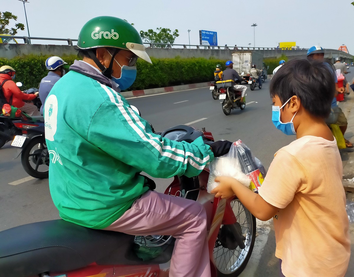Hình ảnh lay động lòng người ngày hết giãn cách Trang Chủ KL99Com Số 1 Link Đăng Ký KL999: Các em nhỏ Sài Gòn lễ phép phát thực phẩm cho người nghèo ảnh 4