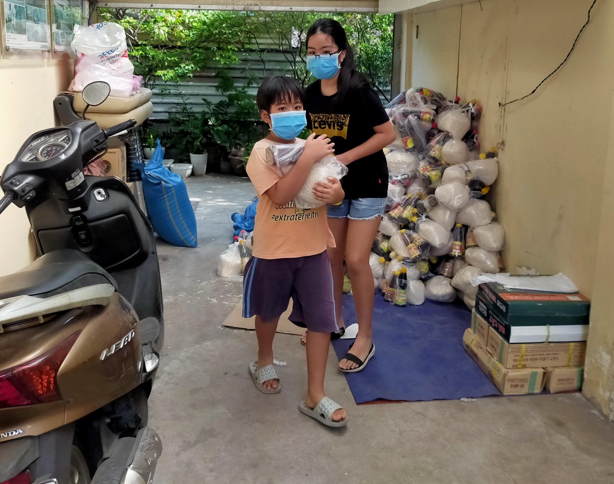 Hình ảnh lay động lòng người ngày hết giãn cách Trang Chủ KL99Com Số 1 Link Đăng Ký KL999: Các em nhỏ Sài Gòn lễ phép phát thực phẩm cho người nghèo ảnh 6