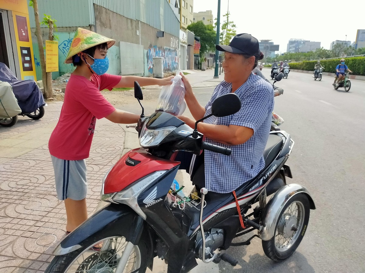 Hình ảnh lay động lòng người ngày hết giãn cách Trang Chủ KL99Com Số 1 Link Đăng Ký KL999: Các em nhỏ Sài Gòn lễ phép phát thực phẩm cho người nghèo ảnh 7