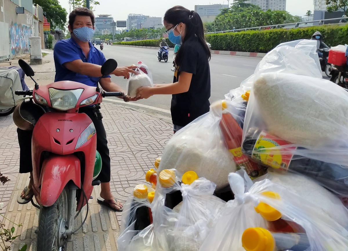 Hình ảnh lay động lòng người ngày hết giãn cách Trang Chủ KL99Com Số 1 Link Đăng Ký KL999: Các em nhỏ Sài Gòn lễ phép phát thực phẩm cho người nghèo ảnh 8