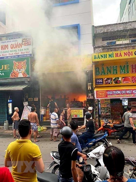 TP.HCM kịp thời giải cứu 7 người bị mắc kẹt trong vụ cháy nhà ảnh 1