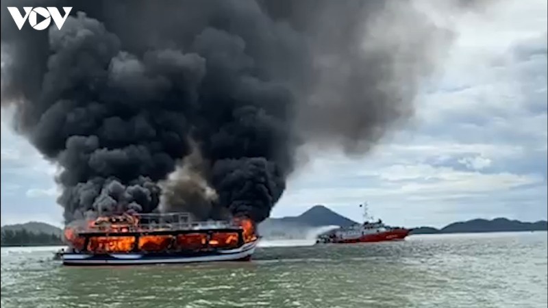 Cháy tàu khách ở Kiên Giang, 21 hành khách được cứu an toàn ảnh 1